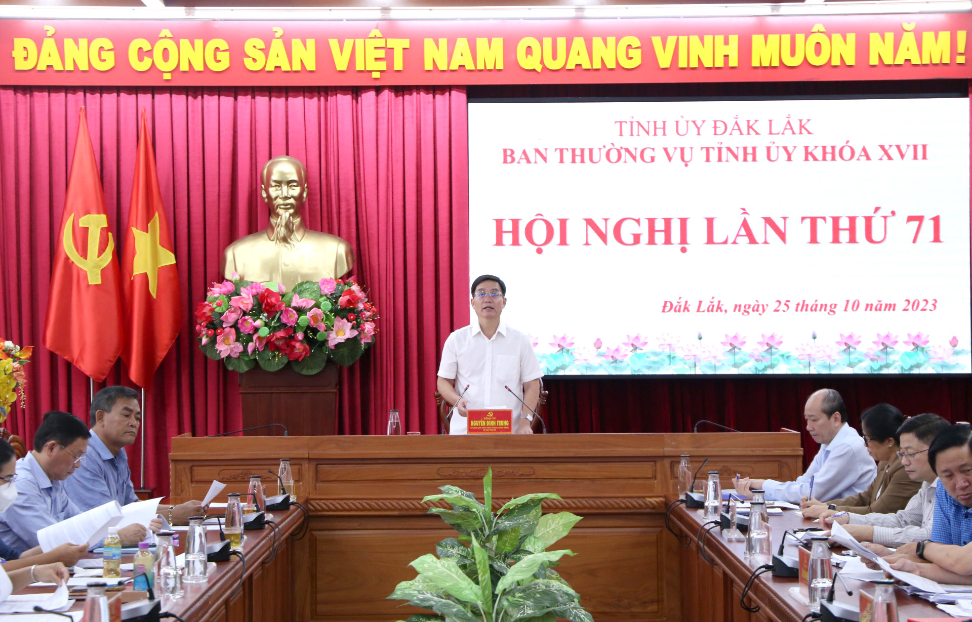 Đồng chí Nguyễn Đình Trung - Ủy viên Trung ương Đảng, Bí thư Tỉnh ủy Đắk Lắk phát biểu tại Hội nghị Ban Thường vụ Tỉnh ủy lần thứ 70.